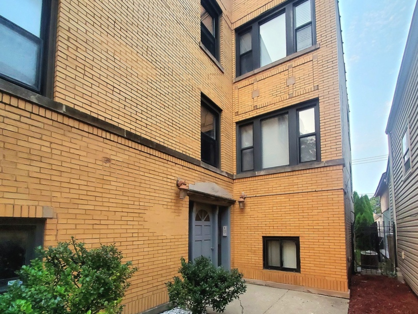 2747 N Oak Park Avenue Property Photo 4