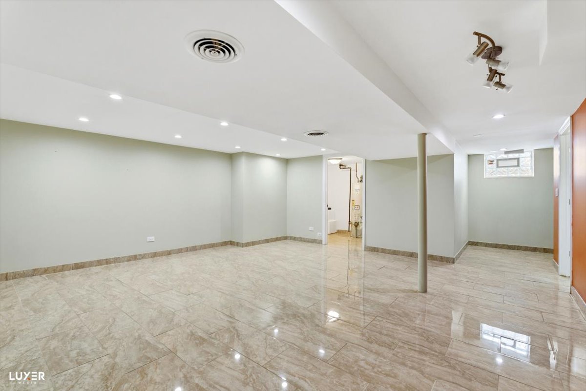 2 Washington Street Property Photo 23