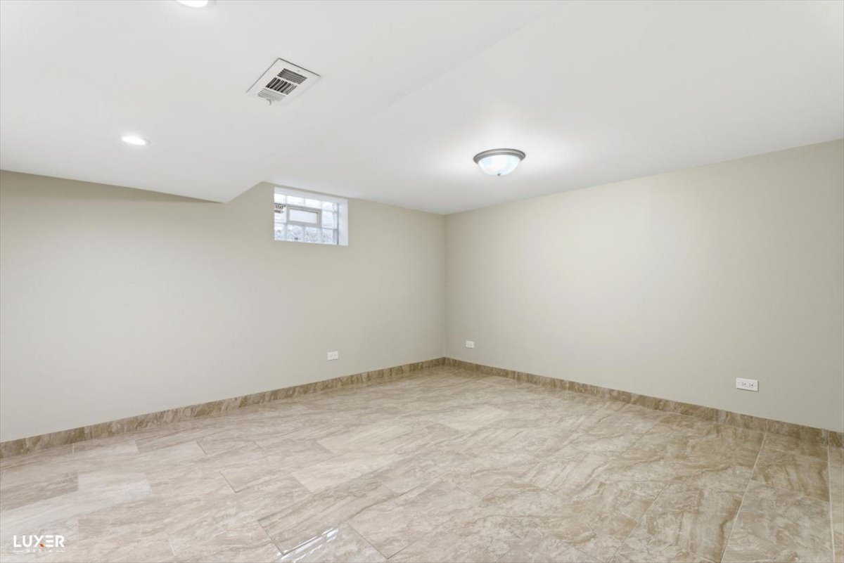 2 Washington Street Property Photo 24