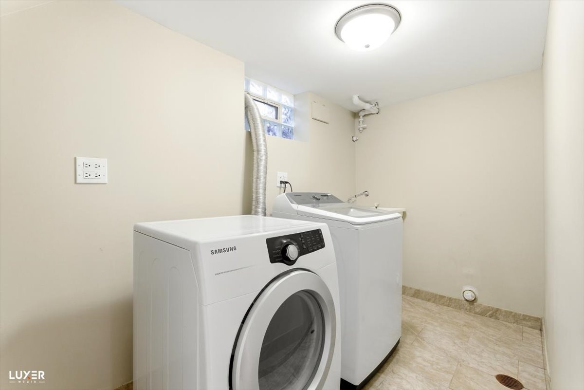2 Washington Street Property Photo 28