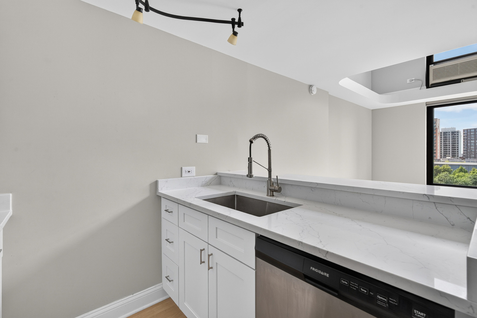 1221 N Dearborn Street 812n Property Photo 5