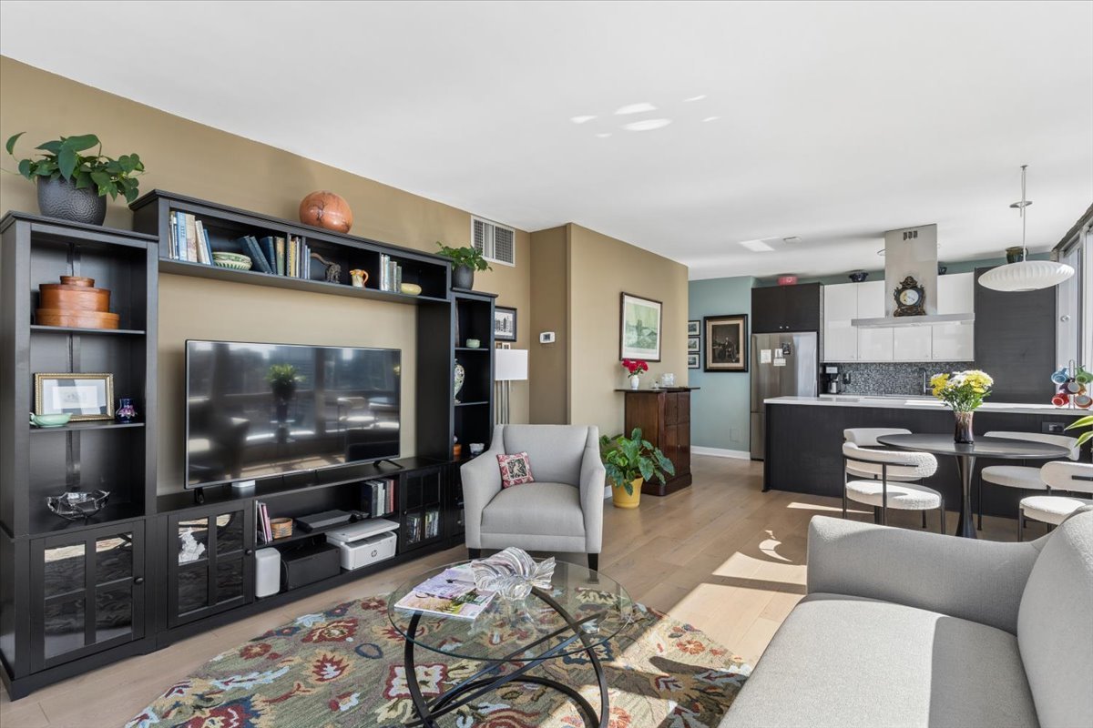 1300 N Astor Street 25c Property Photo 11