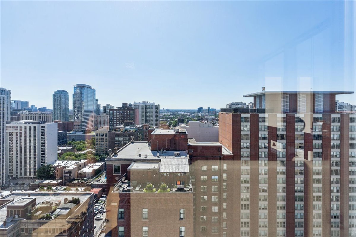 1300 N Astor Street 25c Property Photo 12