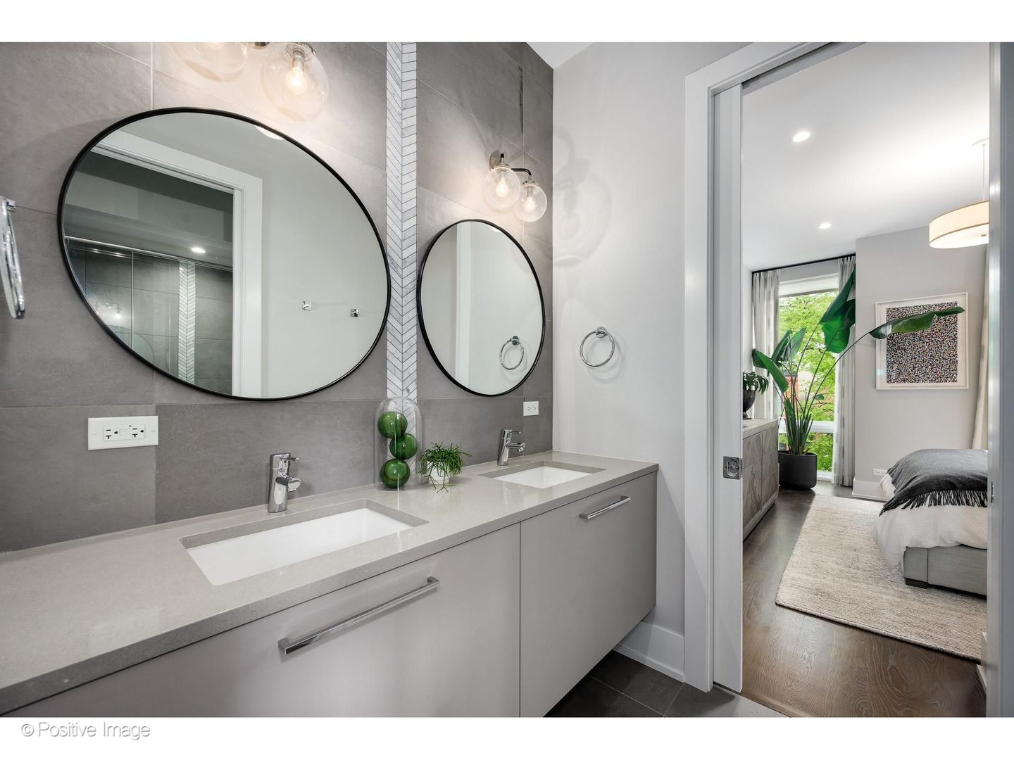 2022 W Moffat Street Property Photo 45