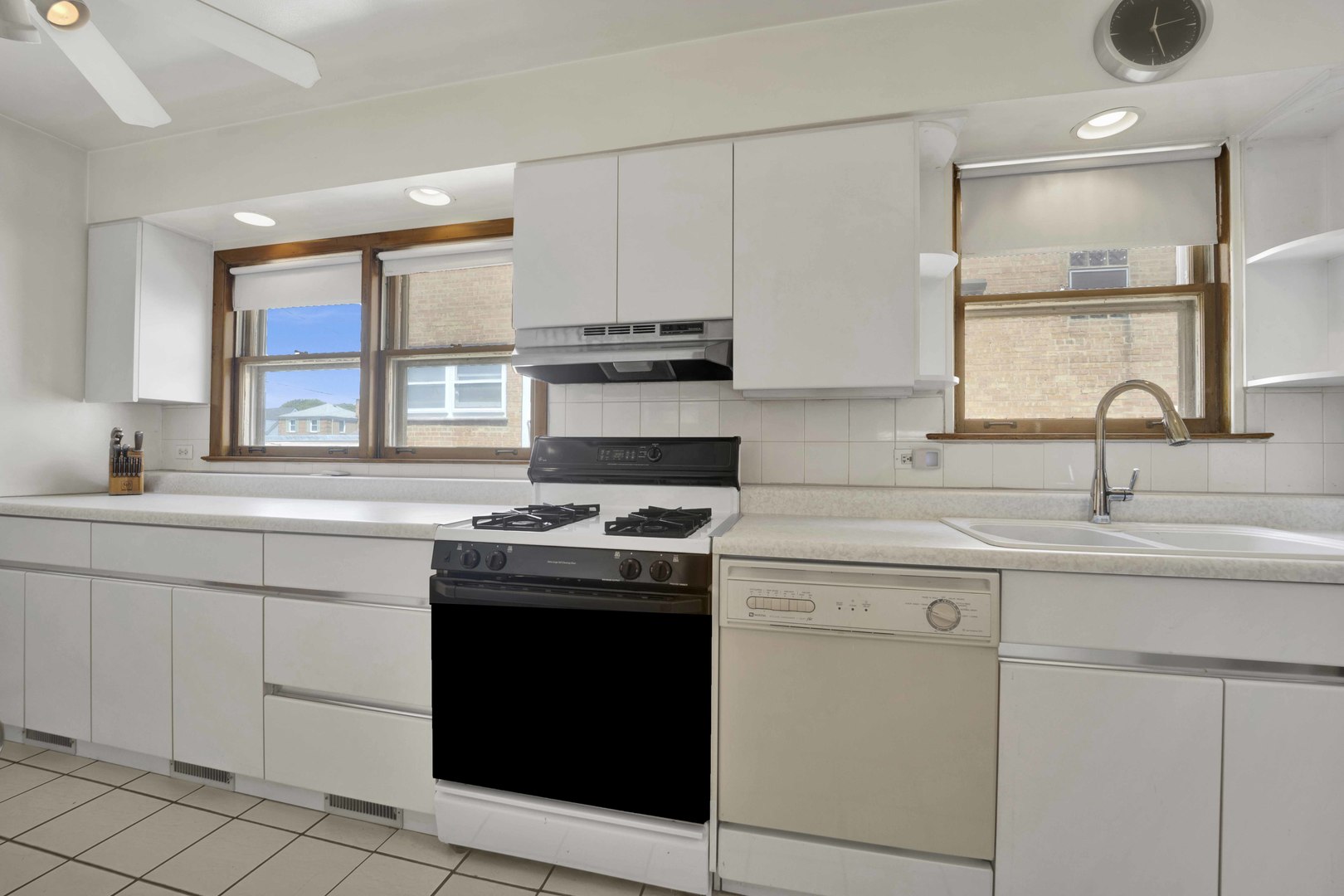 7740 W Belmont Avenue Property Photo 14
