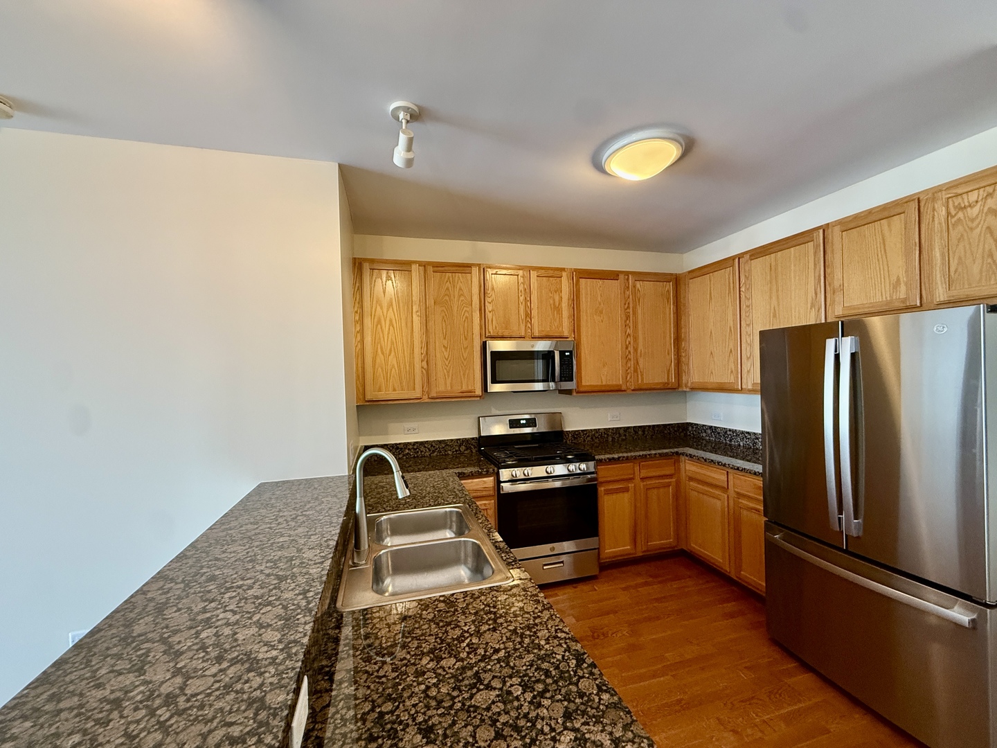 1600 S Prairie Avenue 1006 Property Photo 3