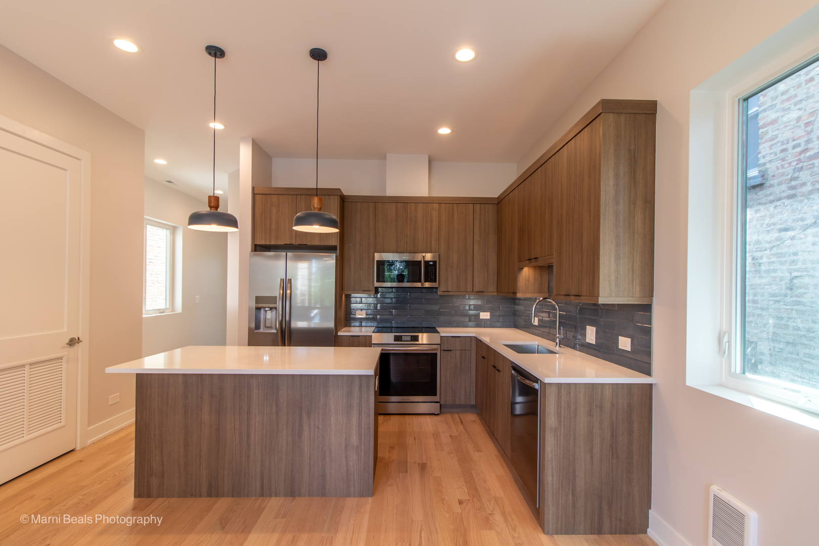 6852 S Langley Avenue Property Photo 2