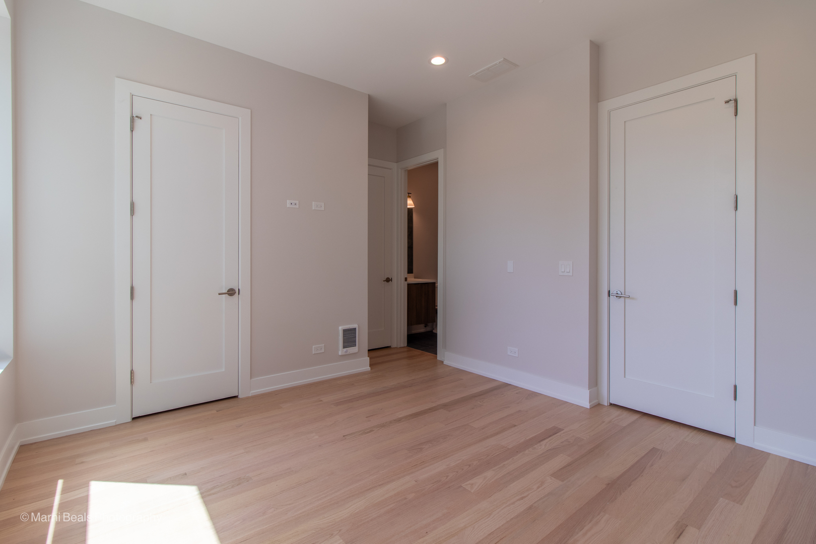 6852 S Langley Avenue Property Photo 15