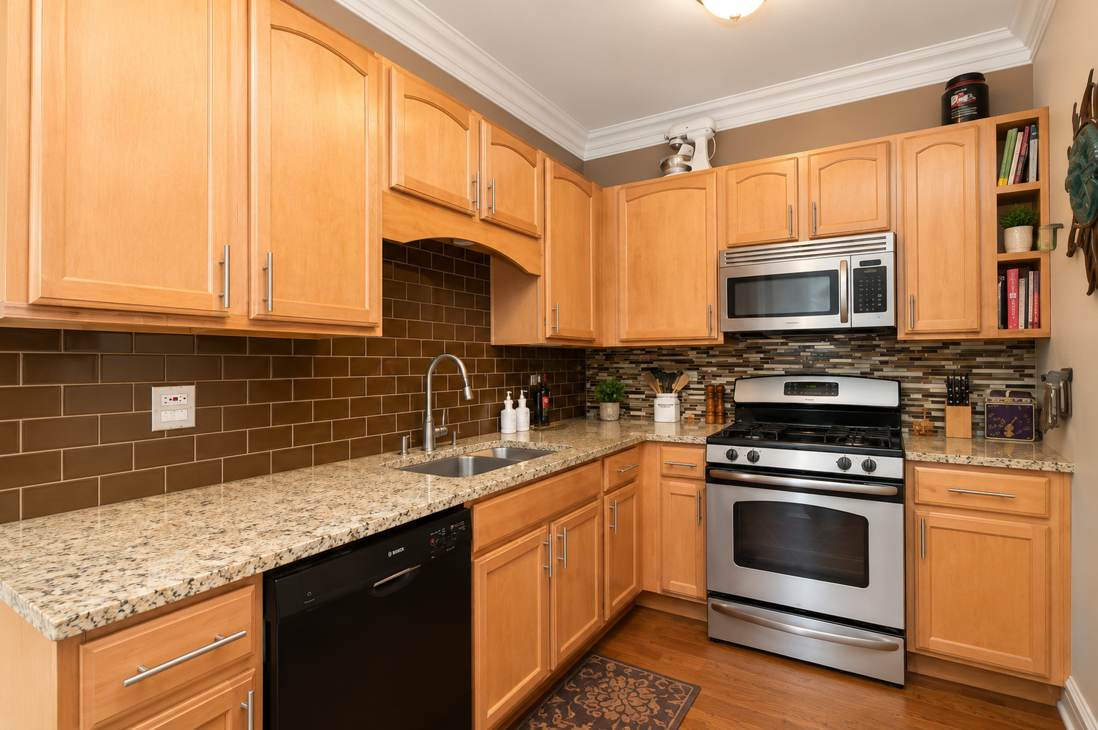 751 W Brompton Avenue 2e Property Photo 2