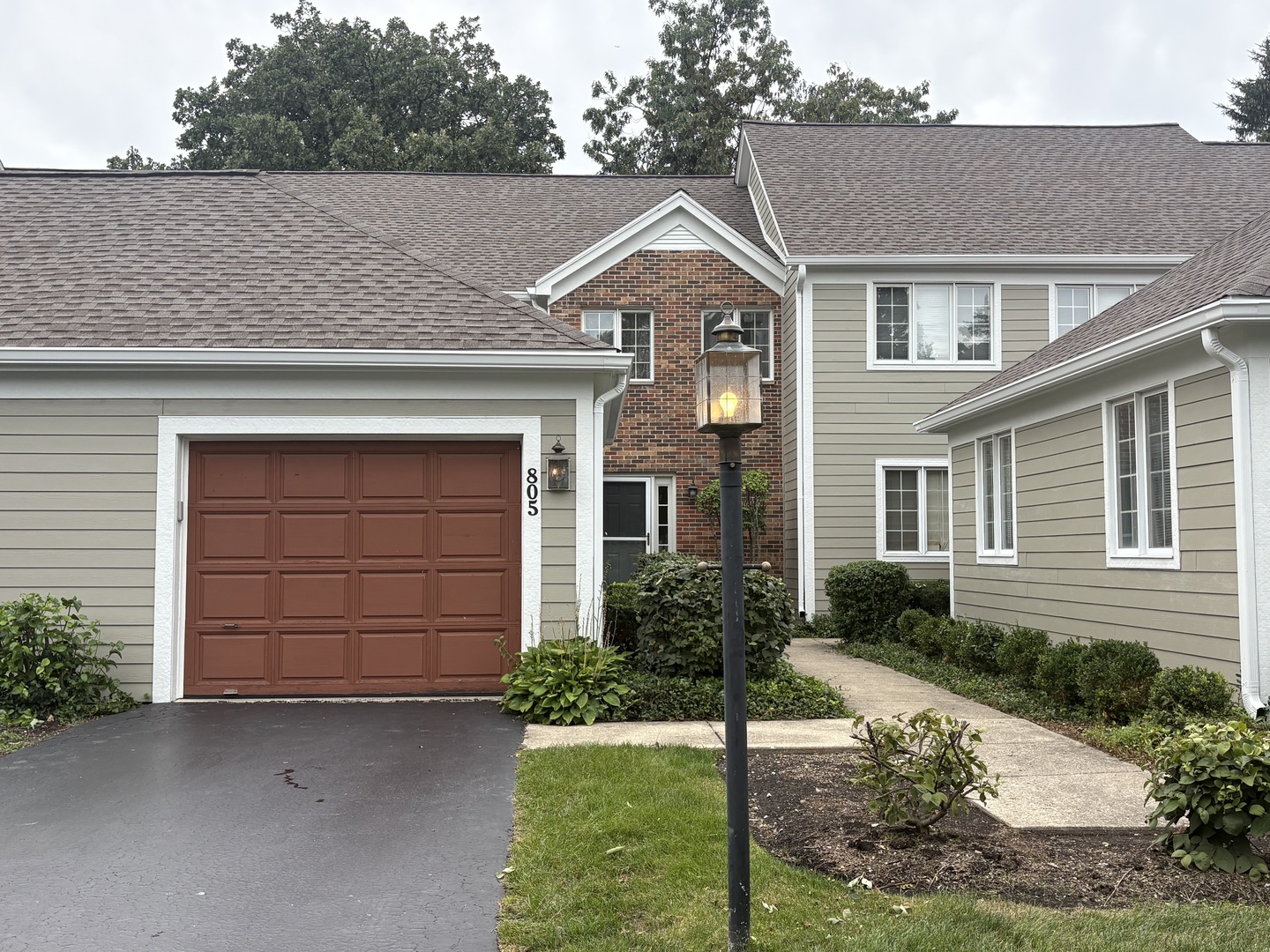 805 Suffield Square Property Photo 1