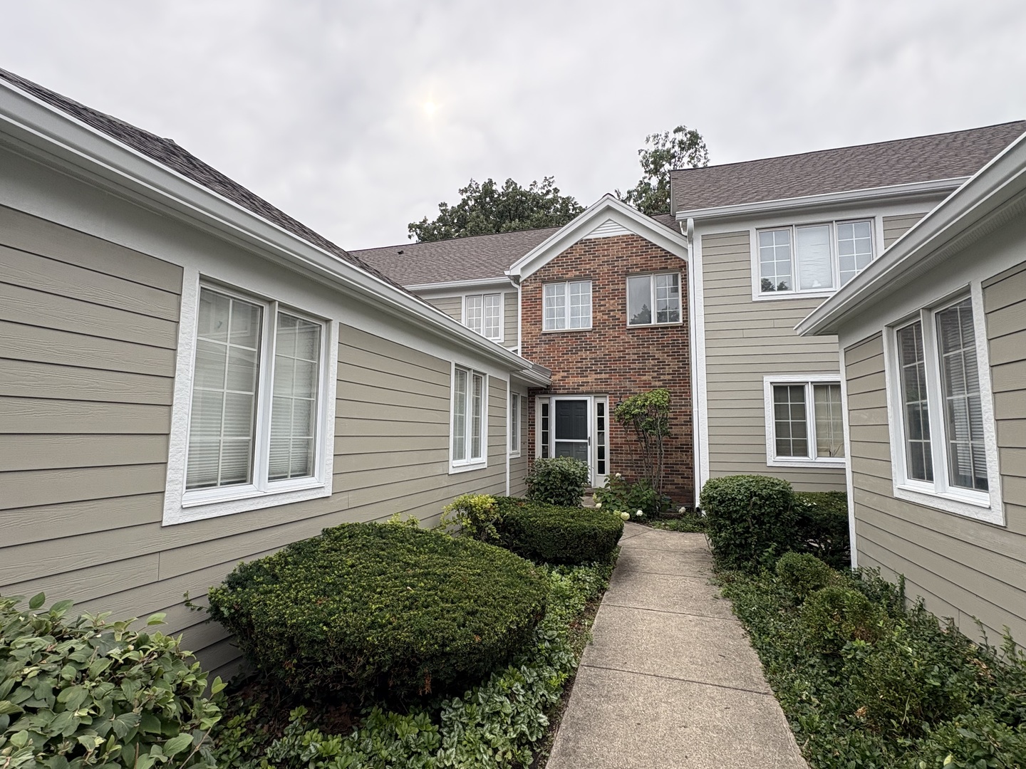 805 Suffield Square Property Photo 3