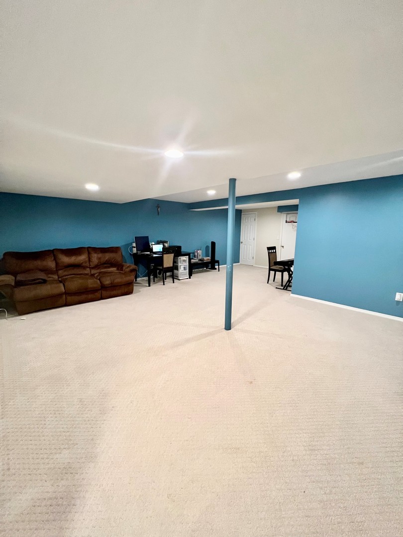 805 Suffield Square Property Photo 11