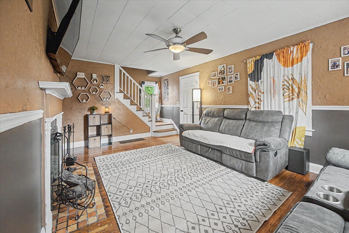 829 S Locust Street Property Photo 3