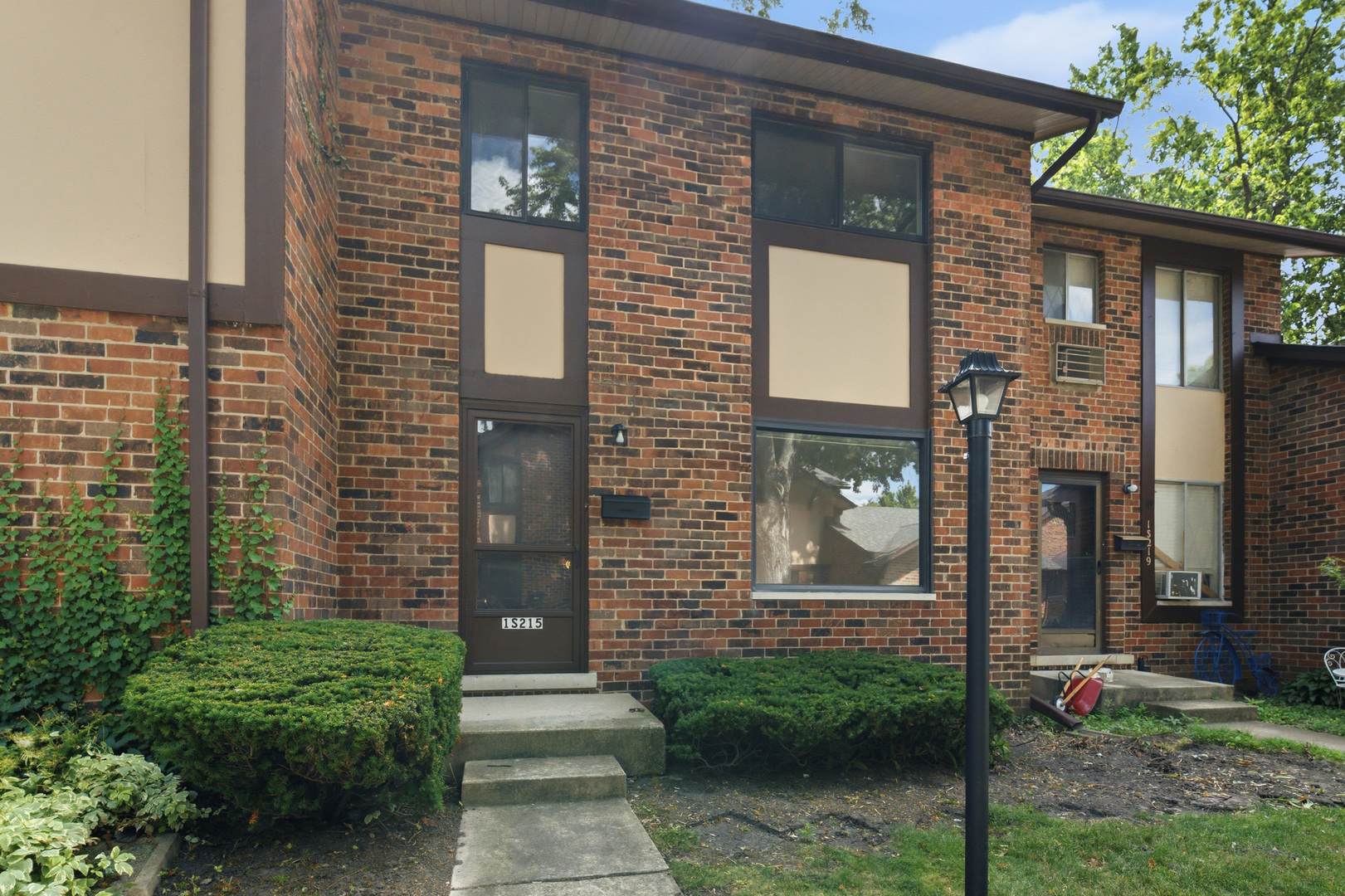 1s215 Holyoke Lane Property Photo 1