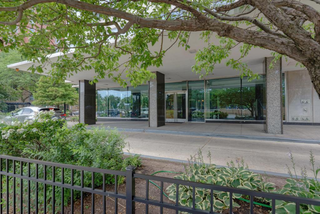 3900 N Lake Shore Drive 12e Property Photo 3