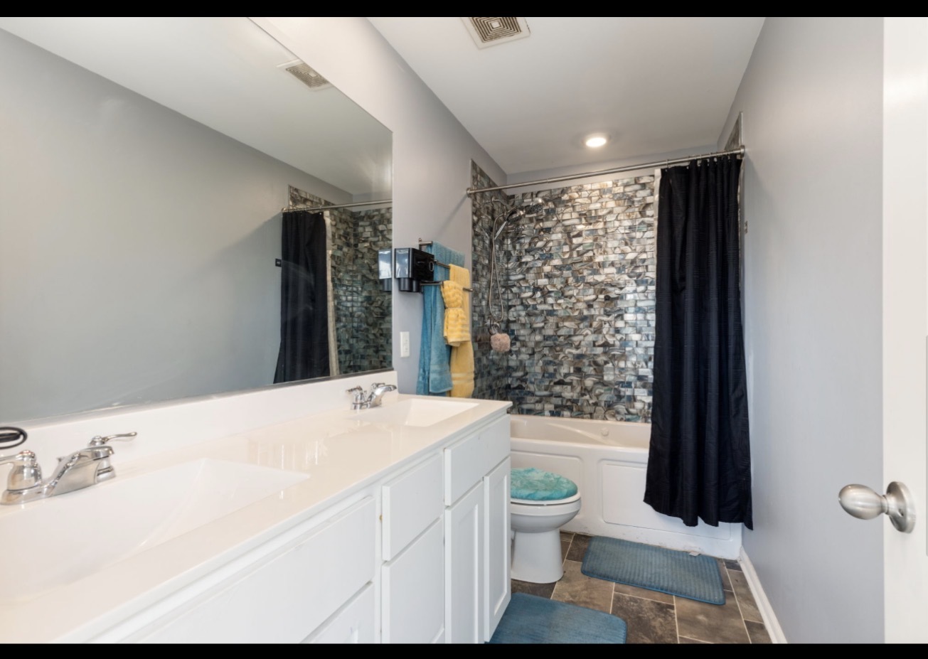 3758 Bissel Drive Property Photo 8