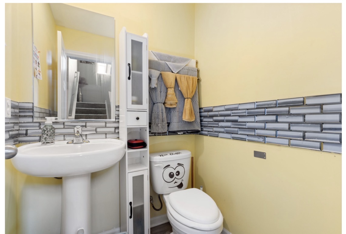3758 Bissel Drive Property Photo 11