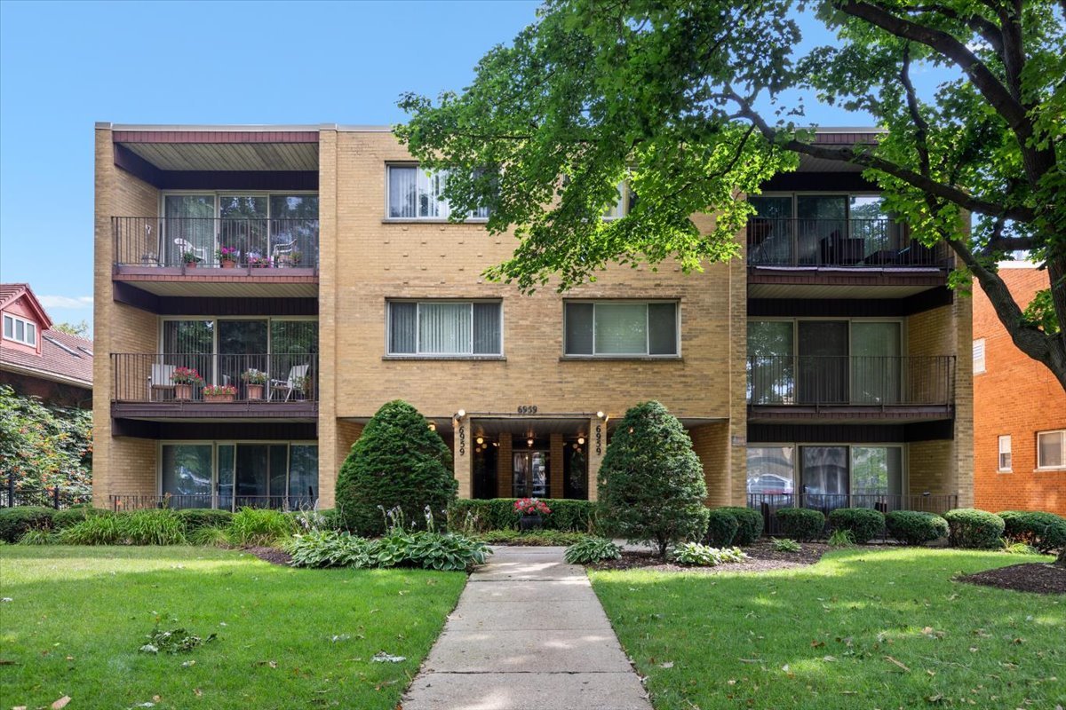 6959 N Ridge Boulevard 1D Property Photo 1