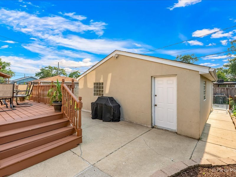 8224 N Oleander Avenue Property Photo 9