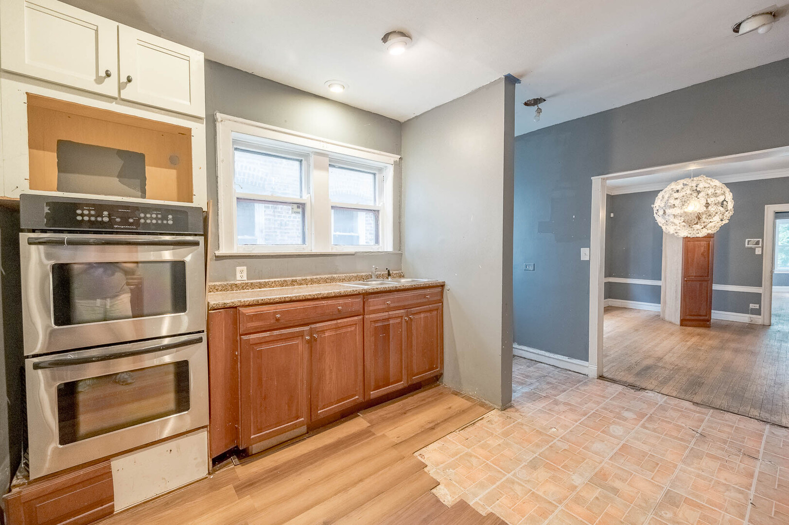 7754 S Saginaw Avenue Property Photo 4
