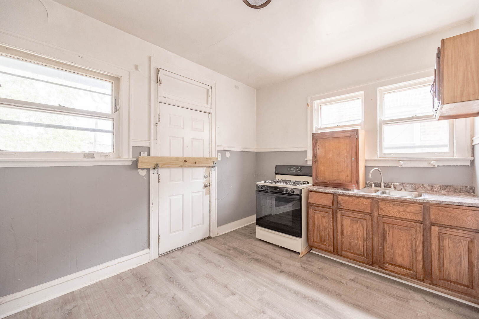 7754 S Saginaw Avenue Property Photo 10