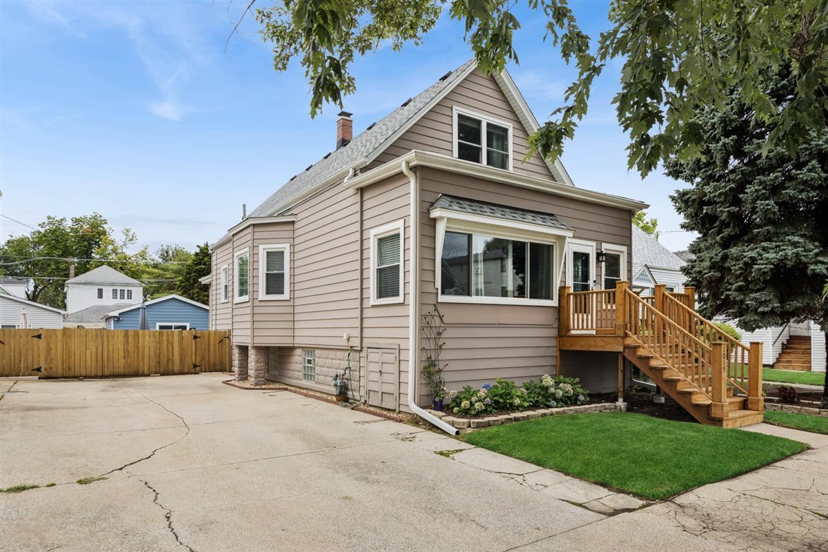 1015 Beloit Avenue Property Photo 1