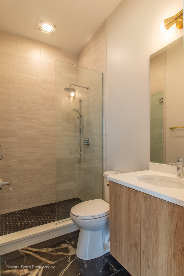 6749 S Langley Avenue A Property Photo 8