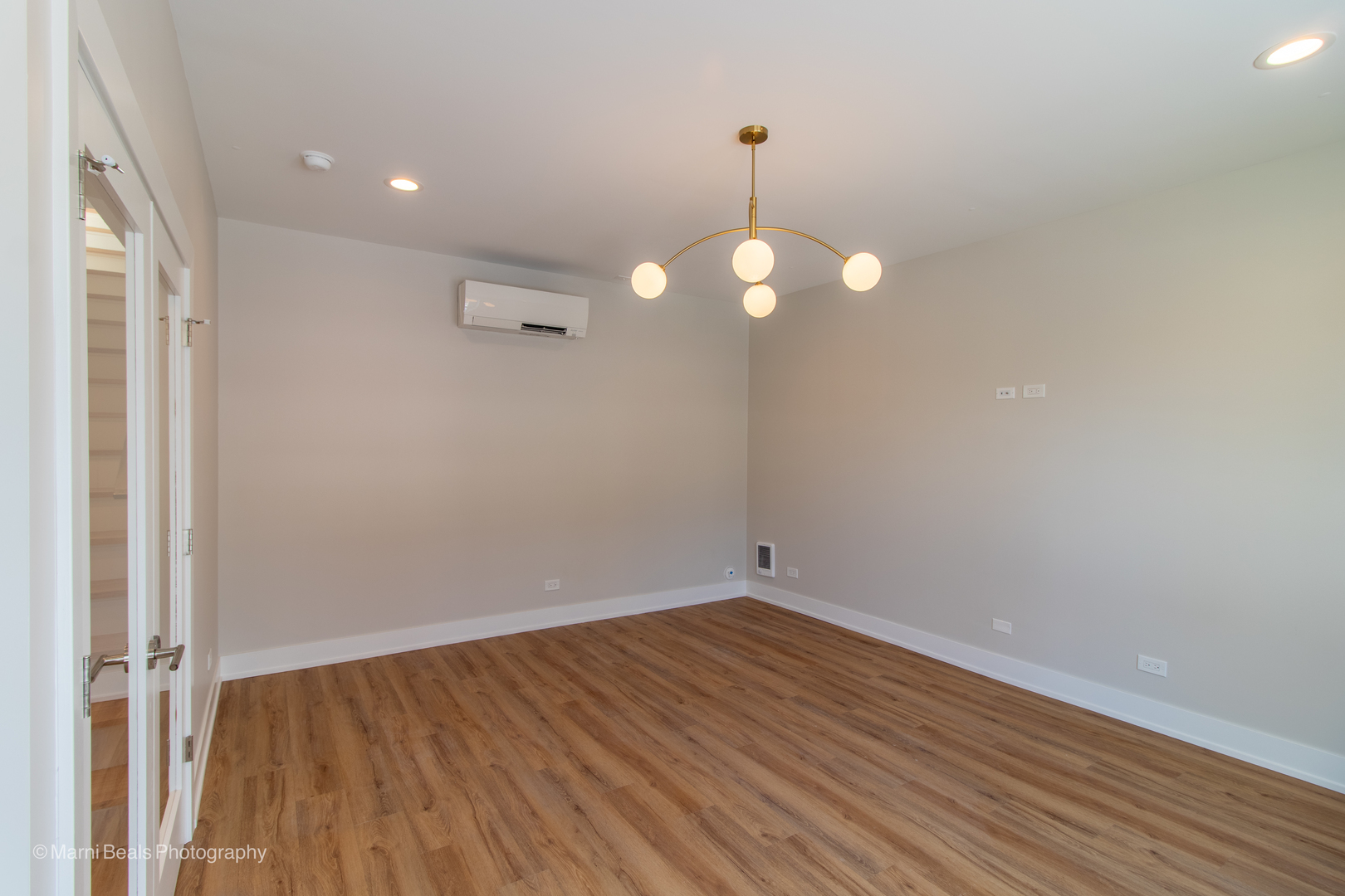6749 S Langley Avenue A Property Photo 9