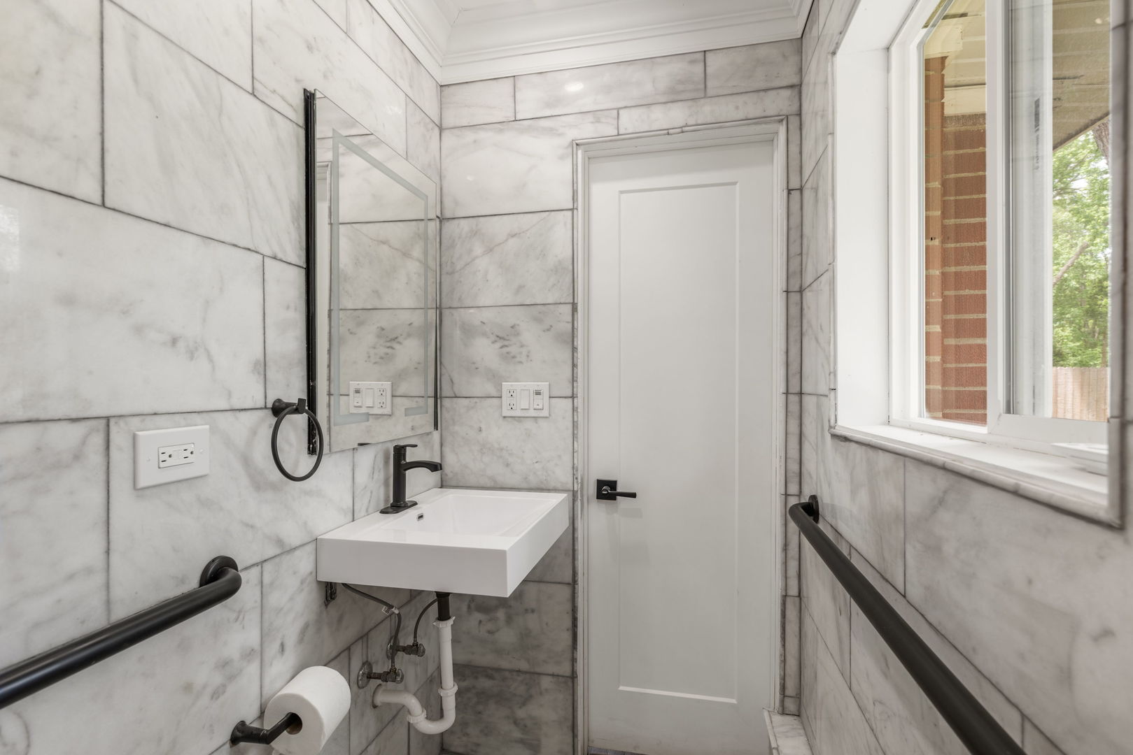 1010 W Elm Street Property Photo 7