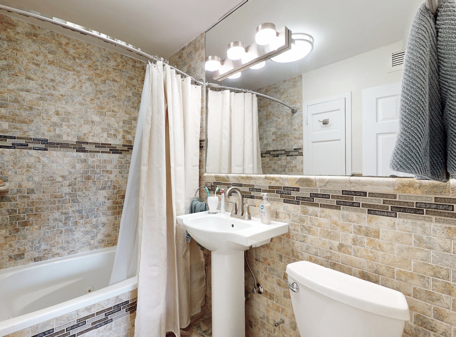 6301 N Sheridan Road 18e Property Photo 12