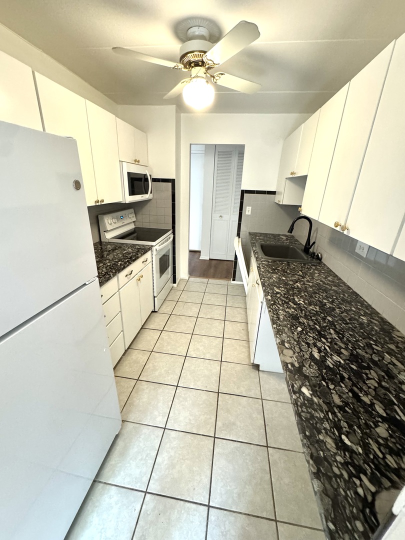 225 S Rohlwing Road 618 Property Photo 3