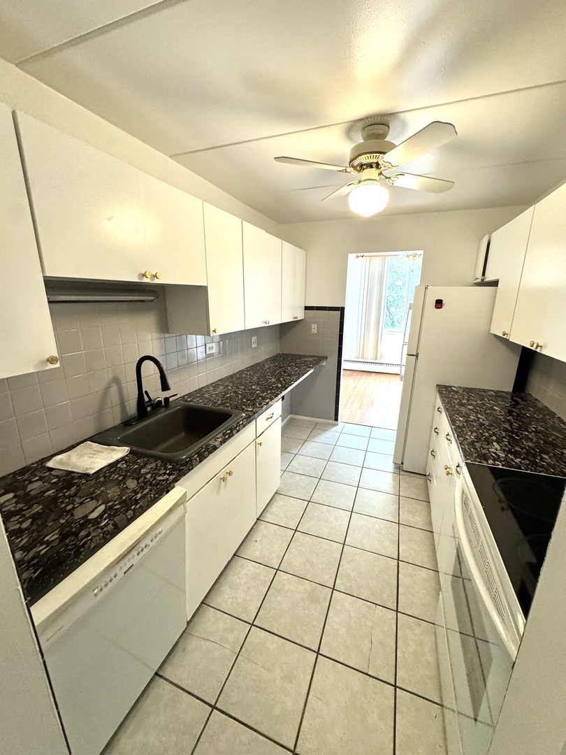 225 S Rohlwing Road 618 Property Photo 4