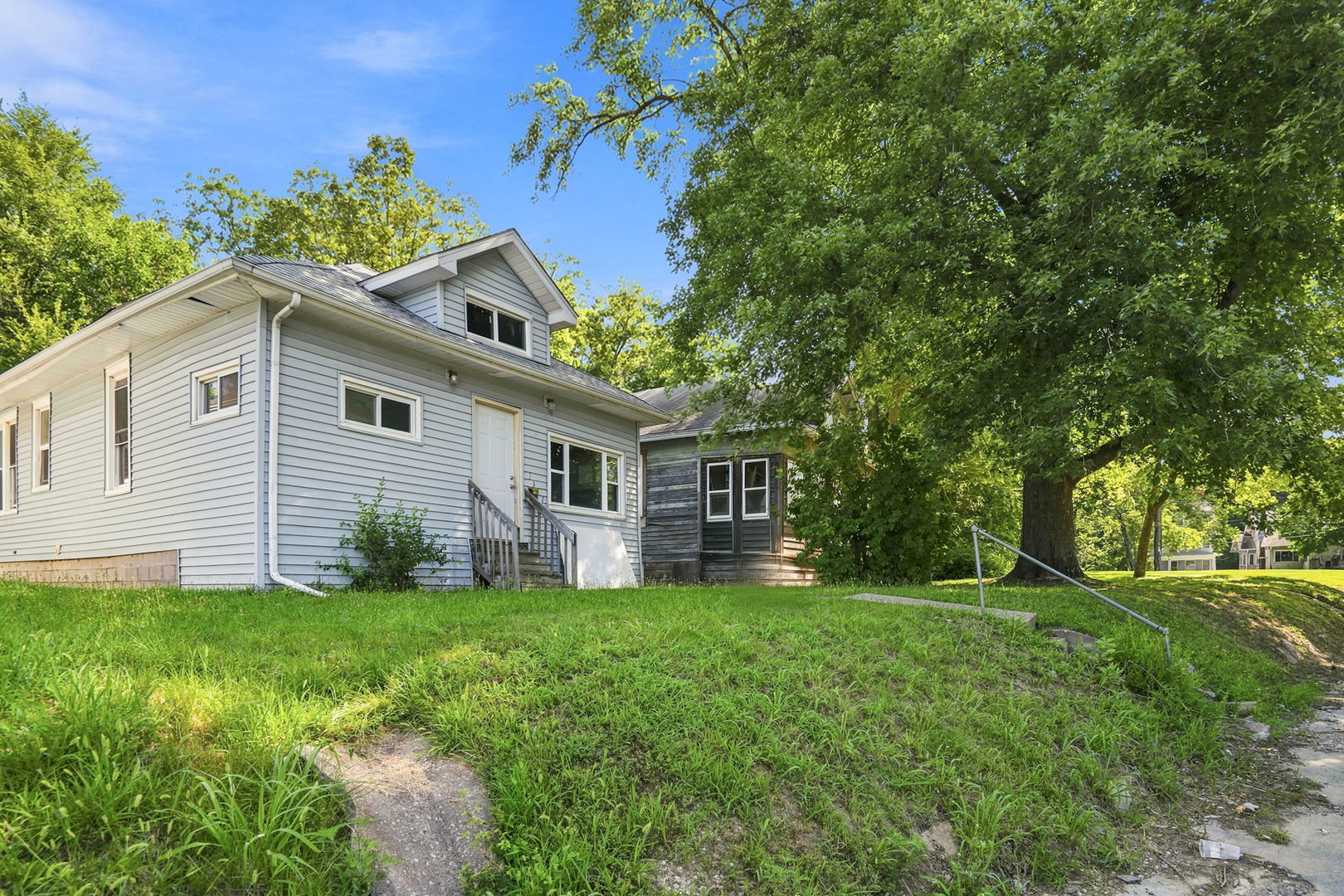 3337 7 1/2 Avenue Property Photo 2