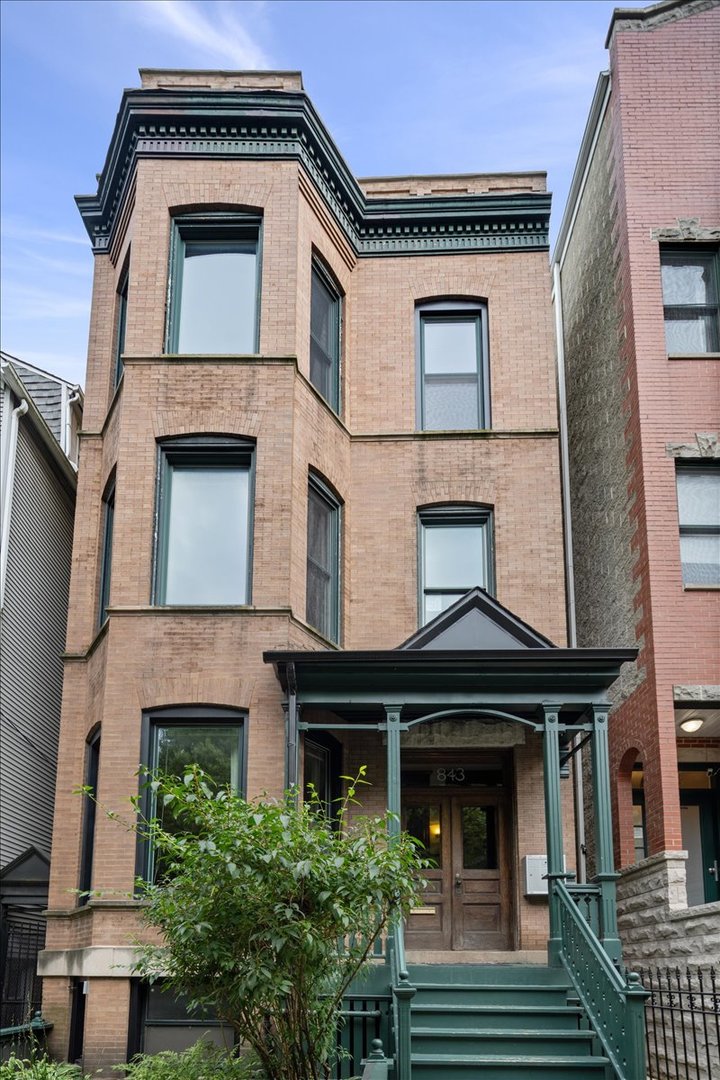 843 W Roscoe Street Property Photo 2