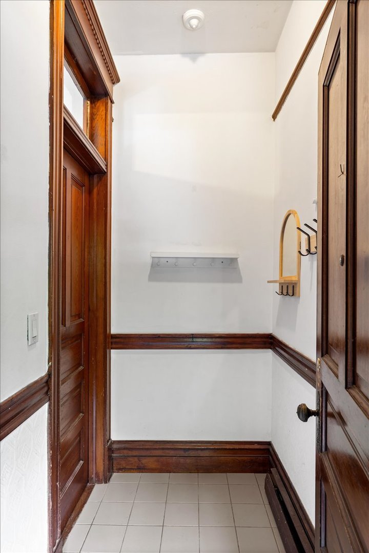 843 W Roscoe Street Property Photo 3