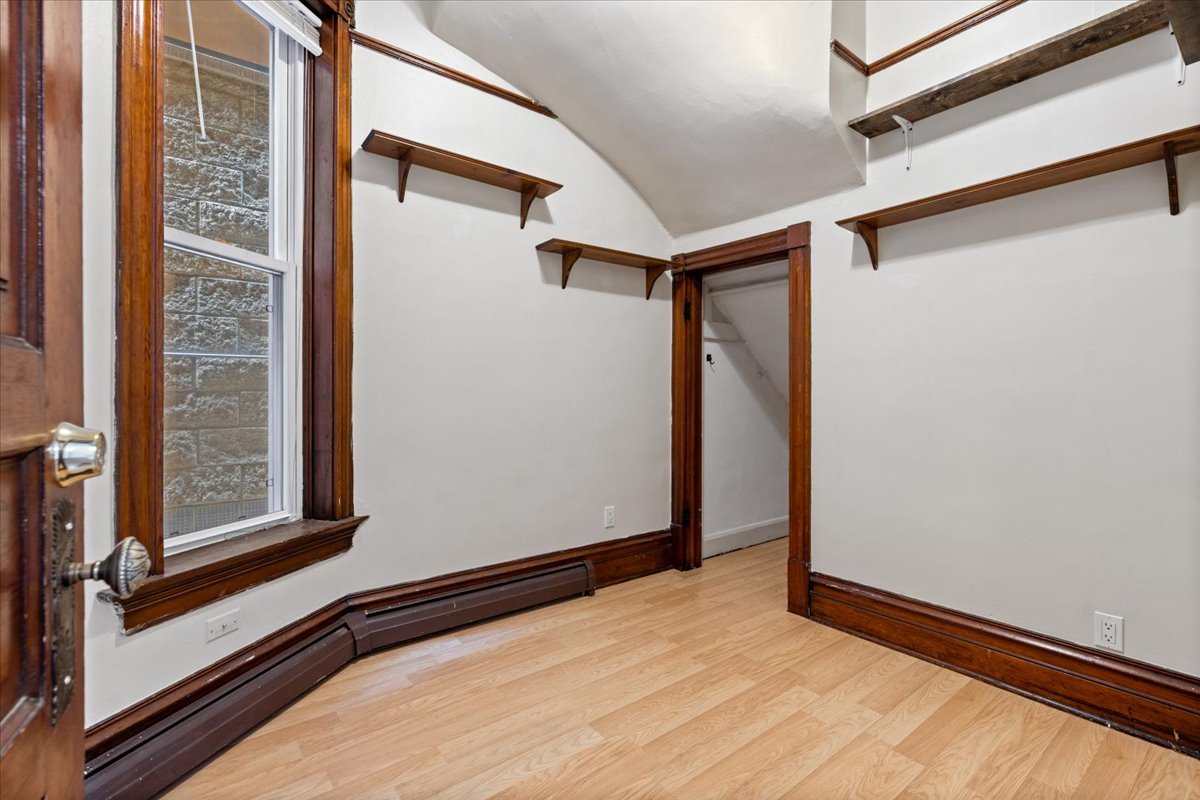 843 W Roscoe Street Property Photo 10