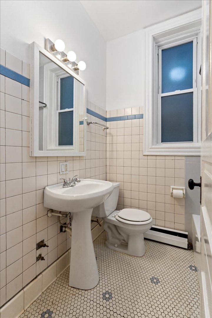 843 W Roscoe Street Property Photo 13