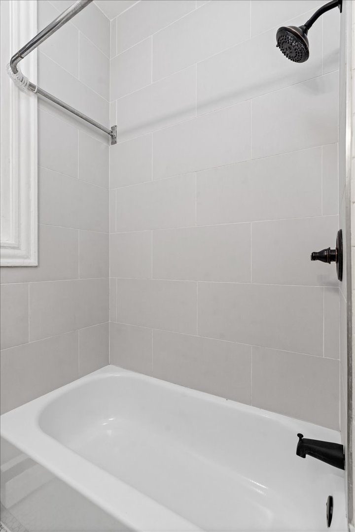 843 W Roscoe Street Property Photo 14