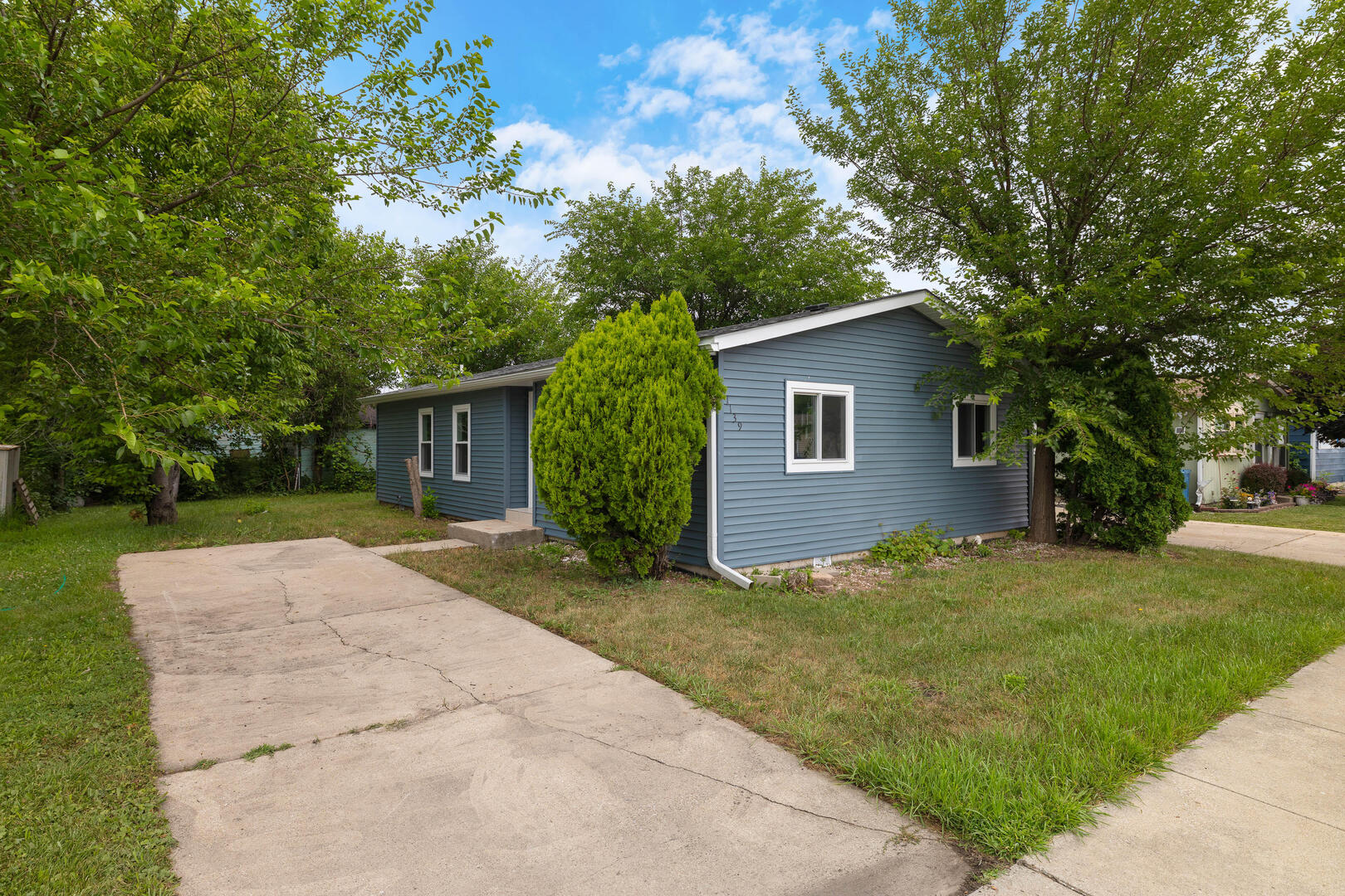 1139 W Barry Lane Property Photo 1