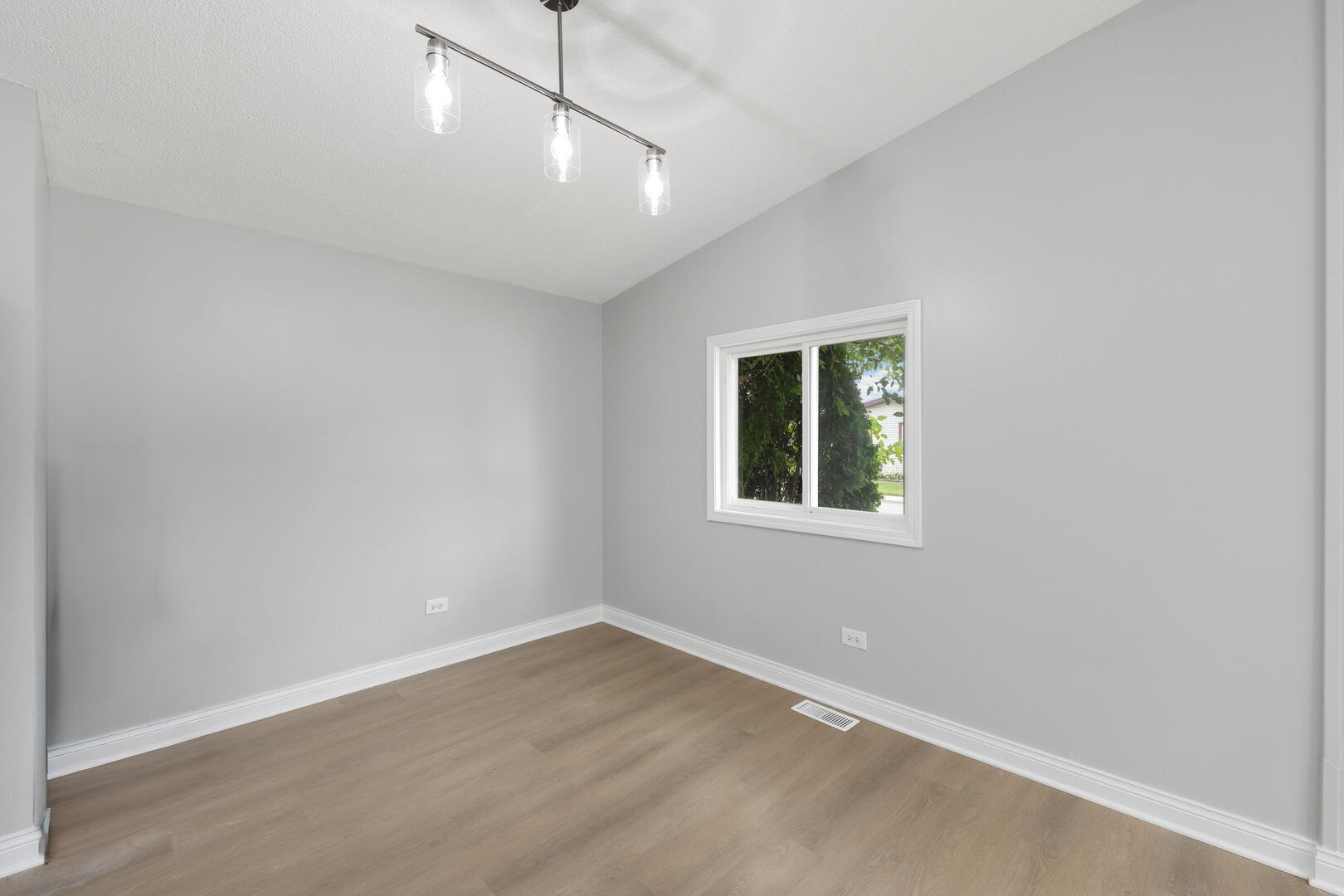 1139 W Barry Lane Property Photo 5