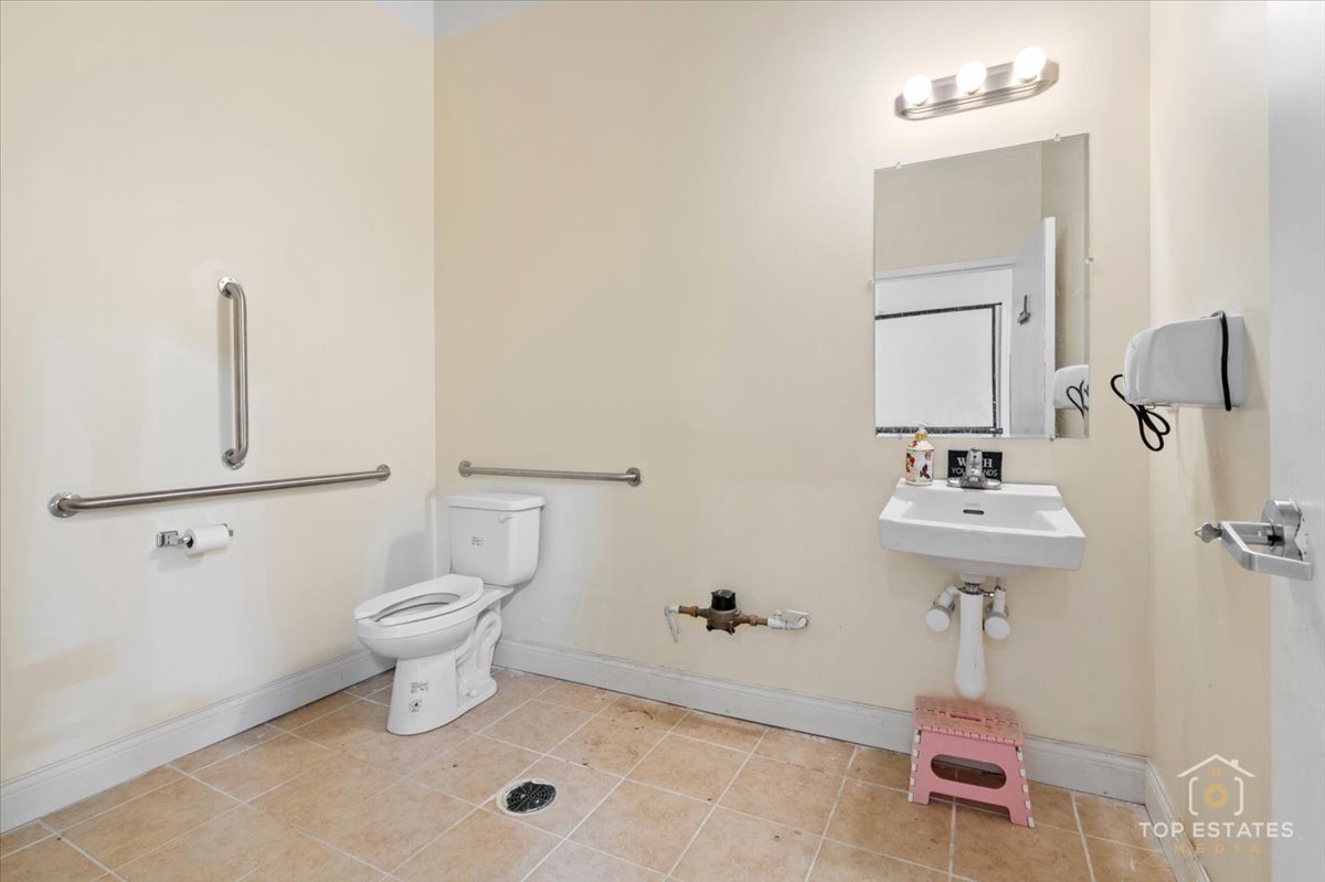 1557 W 33rd Street Property Photo 10