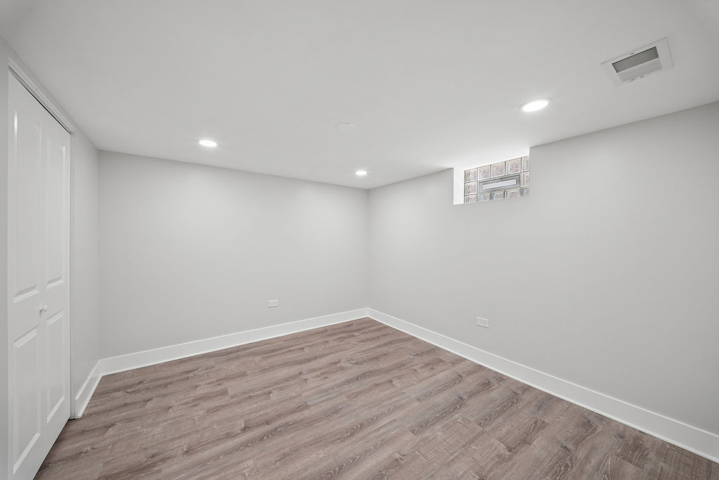 4150 W 83rd Street Property Photo 16