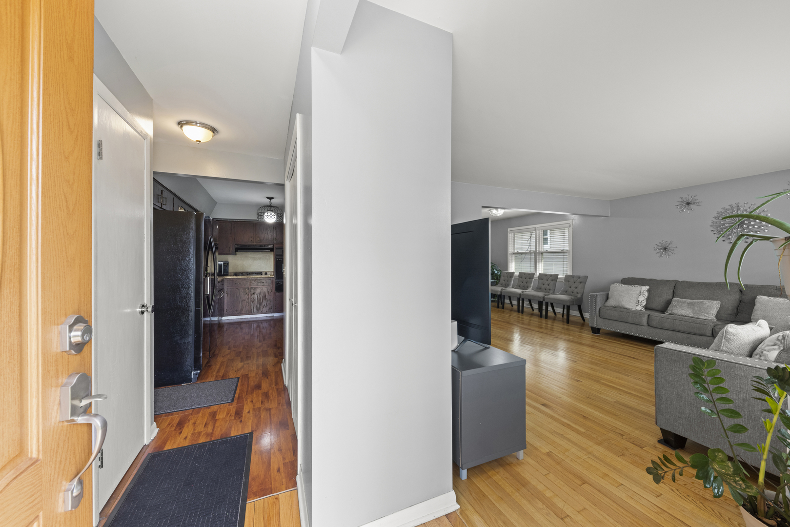 5902 W Maple Avenue Property Photo 4