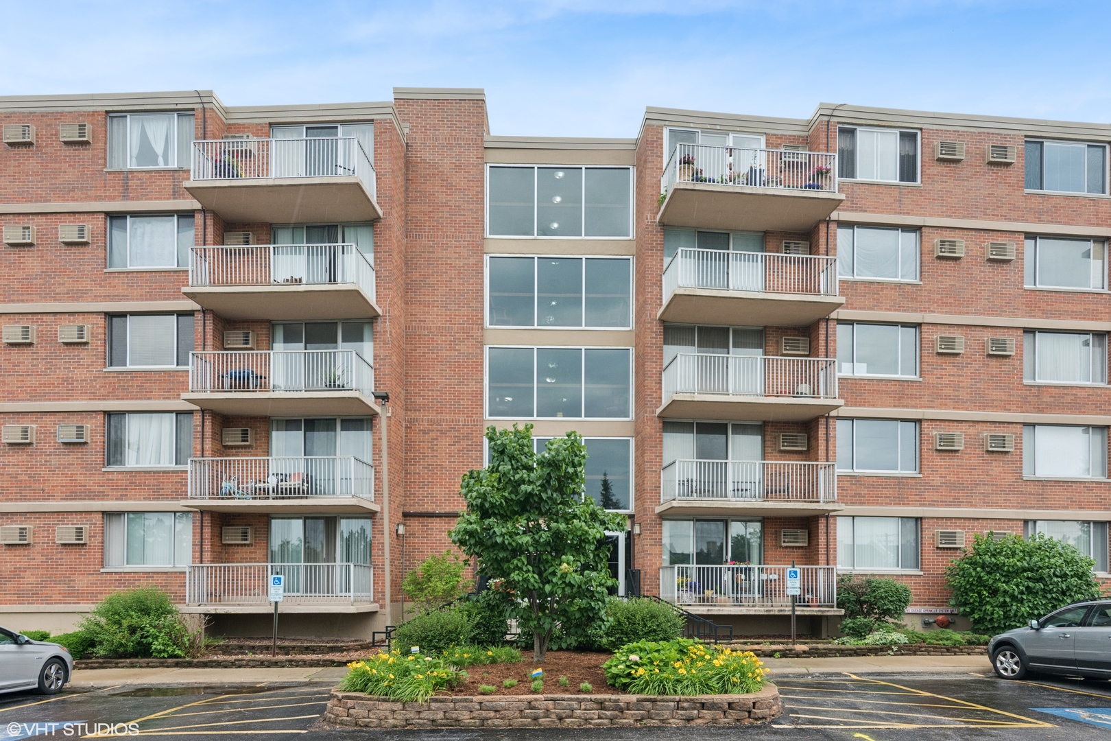 2200 S Stewart Avenue 4A Property Photo 1