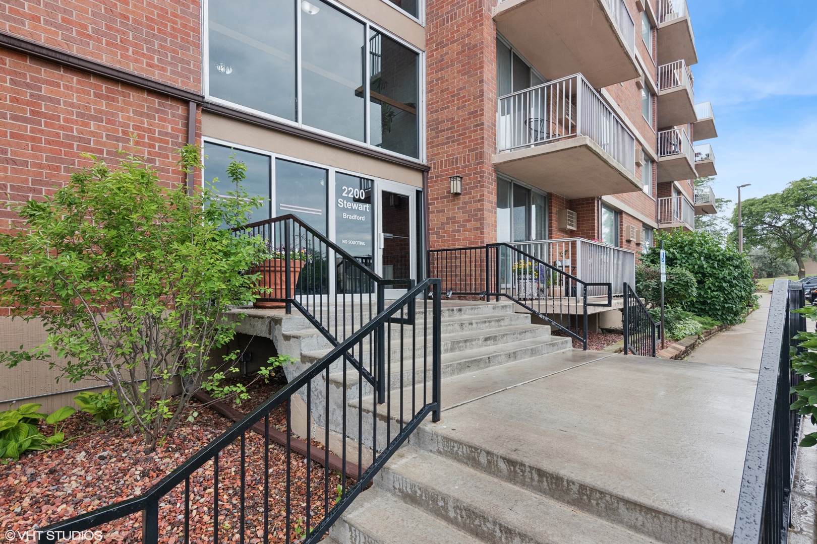 2200 S Stewart Avenue 4a Property Photo 2