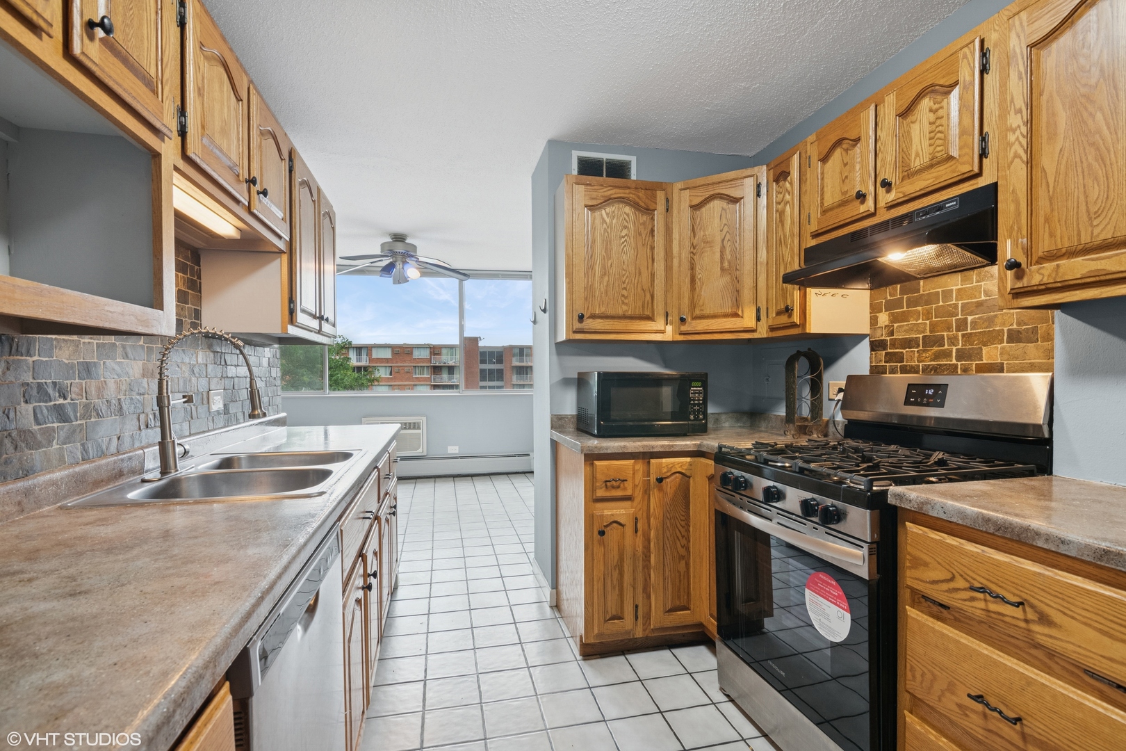 2200 S Stewart Avenue 4a Property Photo 3