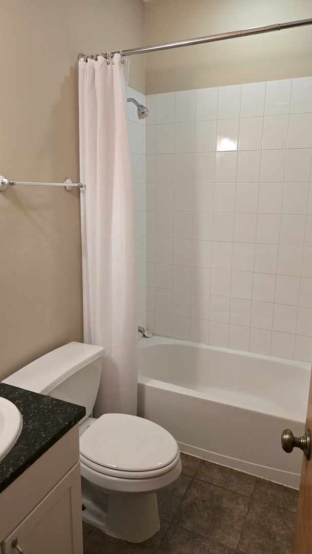 3733 S Lake Park Avenue 1 Property Photo 10
