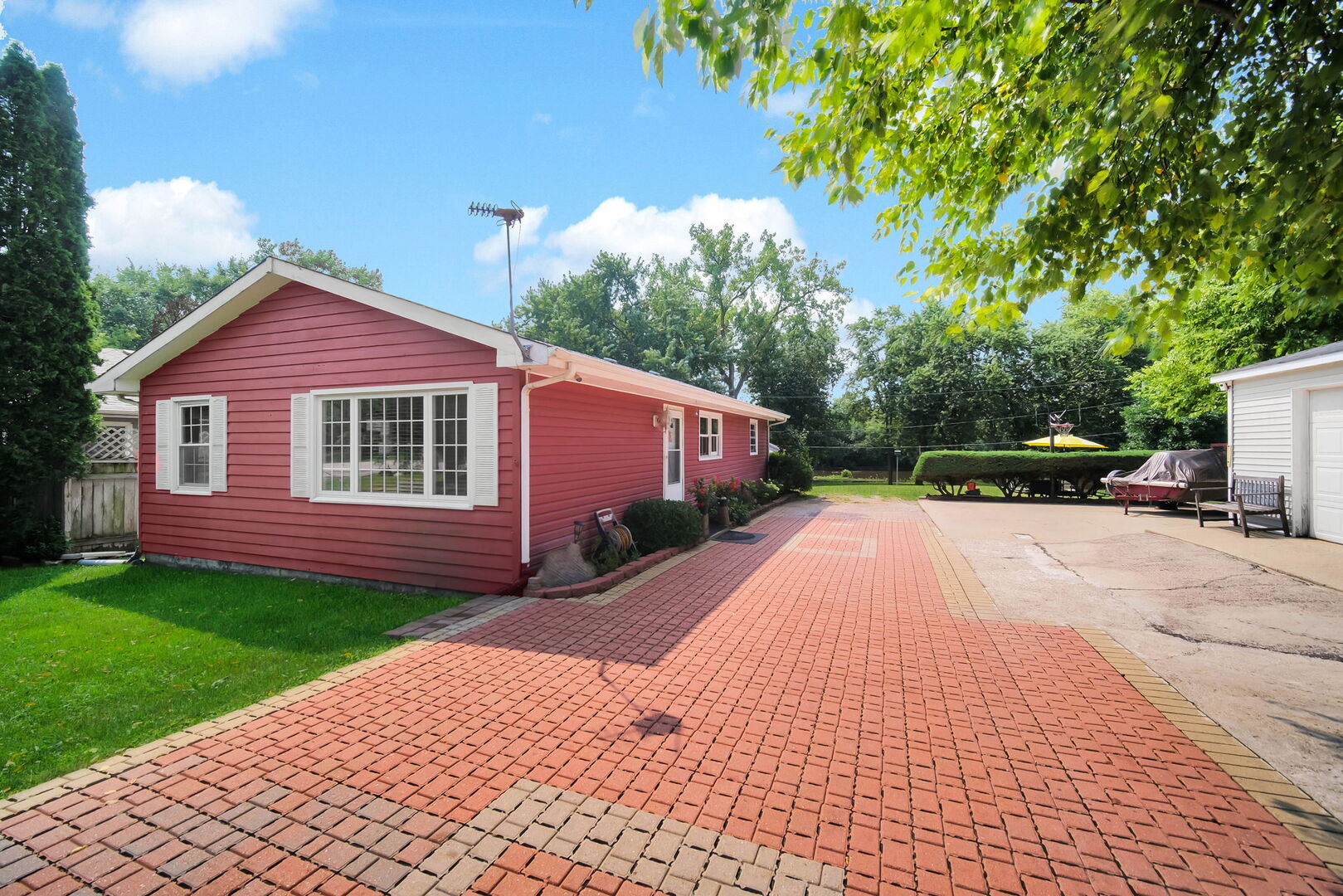 28W575 Barnes Avenue Property Photo 1