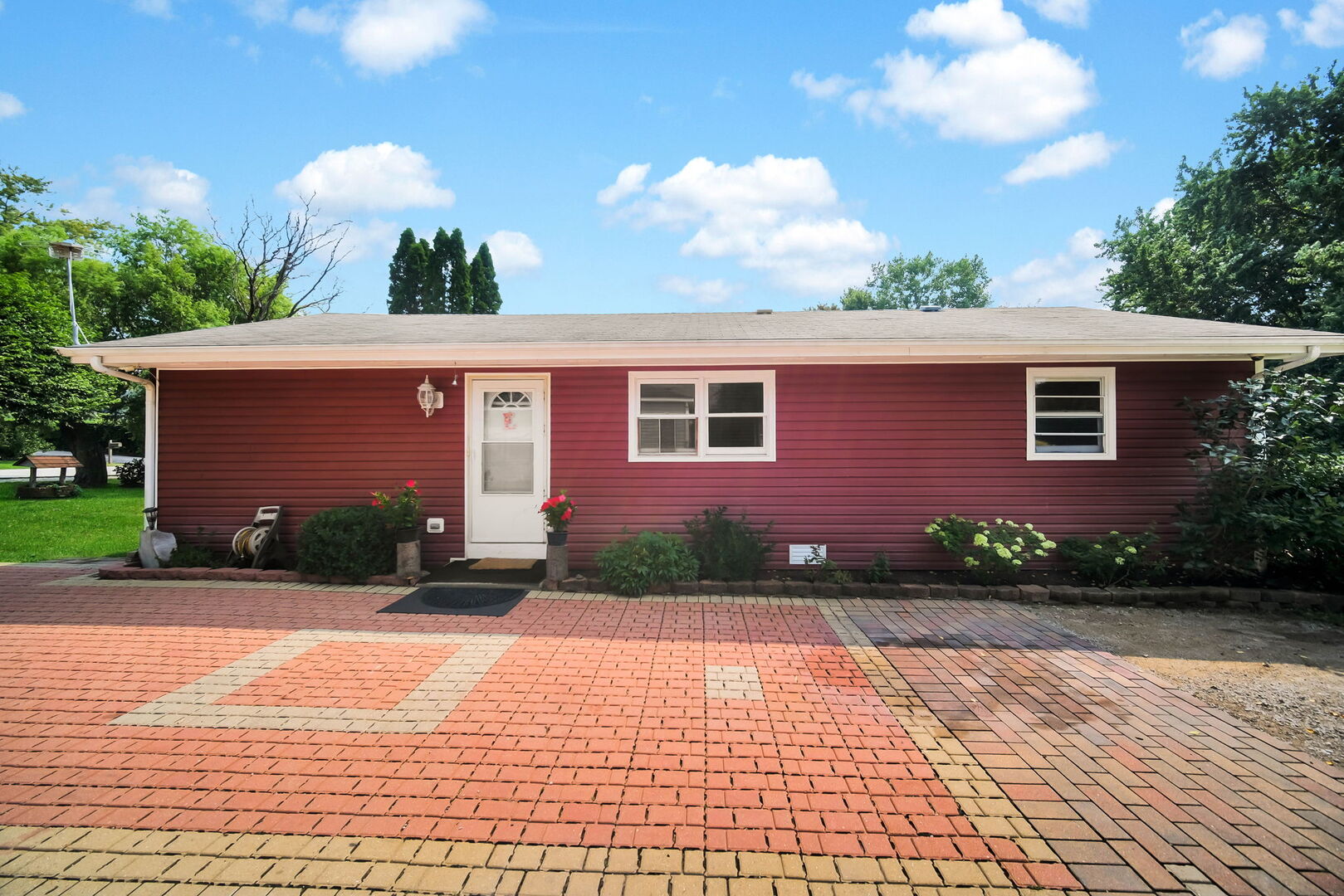 28w575 Barnes Avenue Property Photo 1