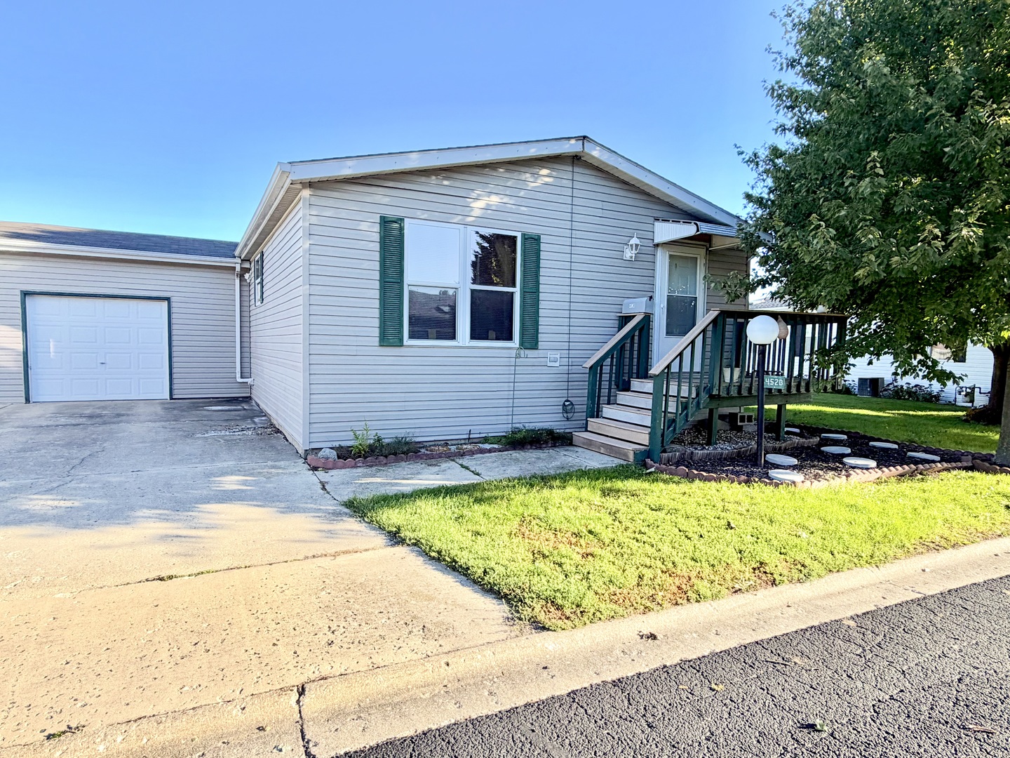 452b Meadowlark Circle Property Photo 1